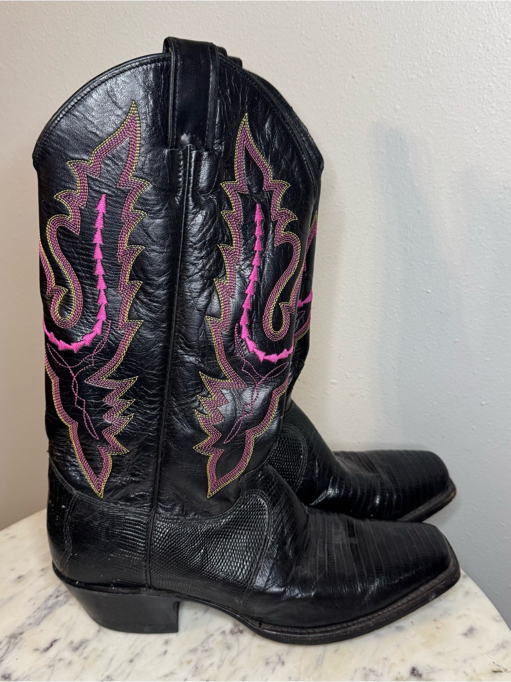 Justin Cowboy Boots Size 9 B
Leather pink black cowgirl western